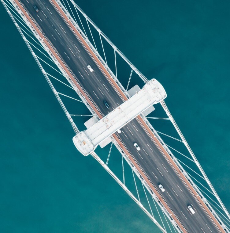 Luftaufnahme einer Brücke mitten im Wasser