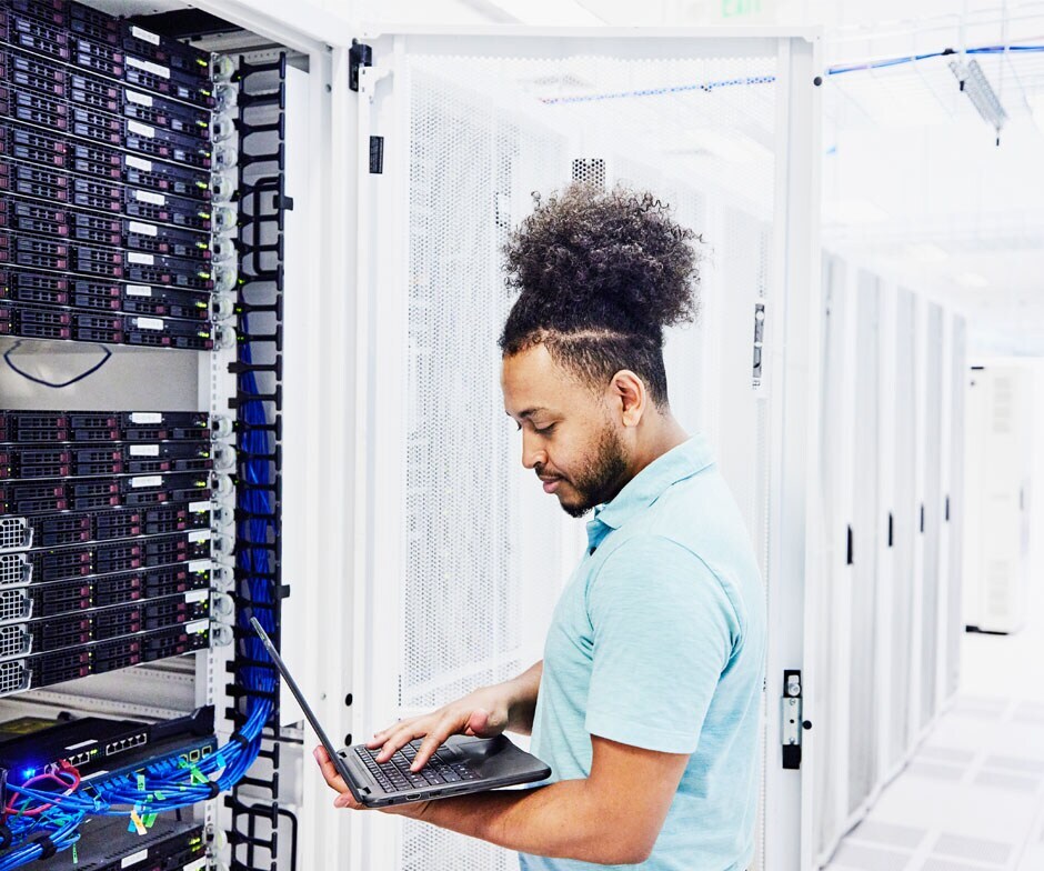 un uomo che lavora al data center