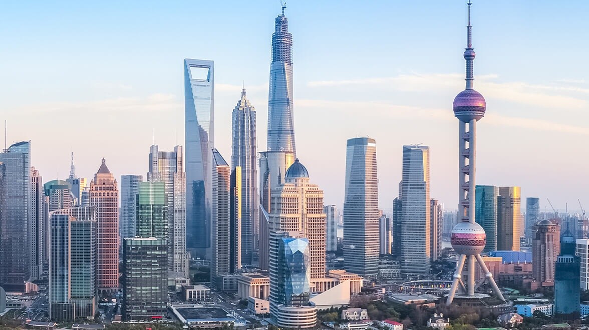 immagine dello skyline del centro città con un corso d'acqua