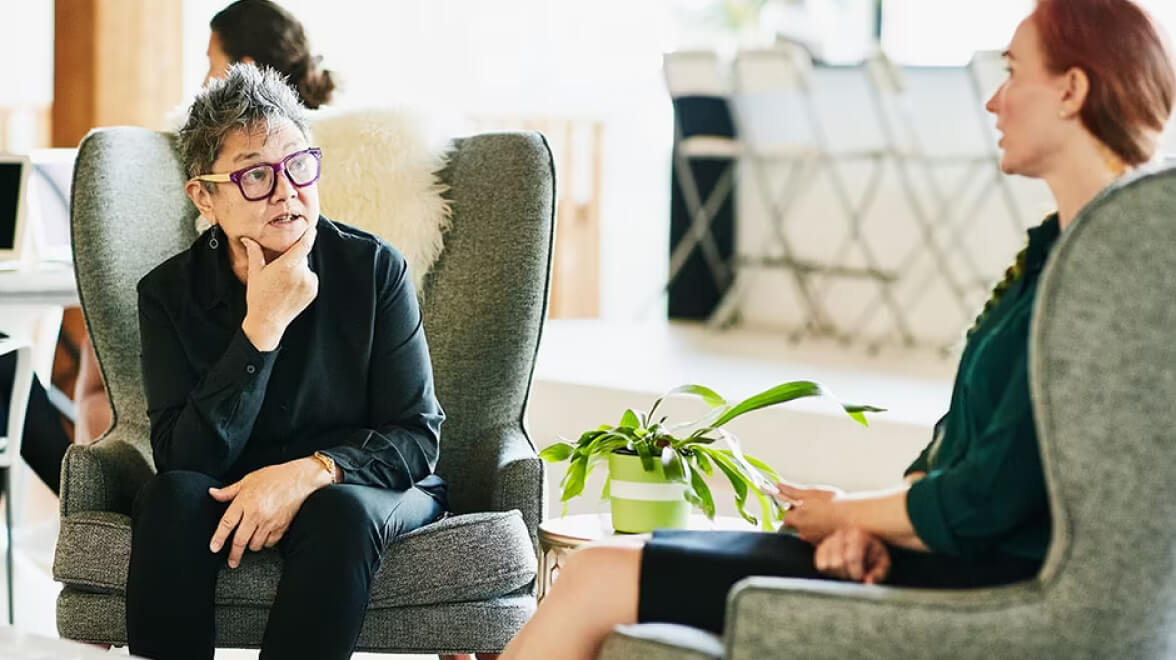 professionnelles discutant assises sur des chaises
