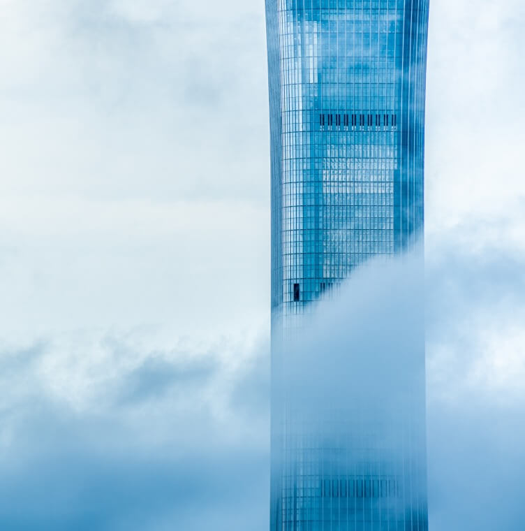 vista di un edificio altissimo tra le nuvole