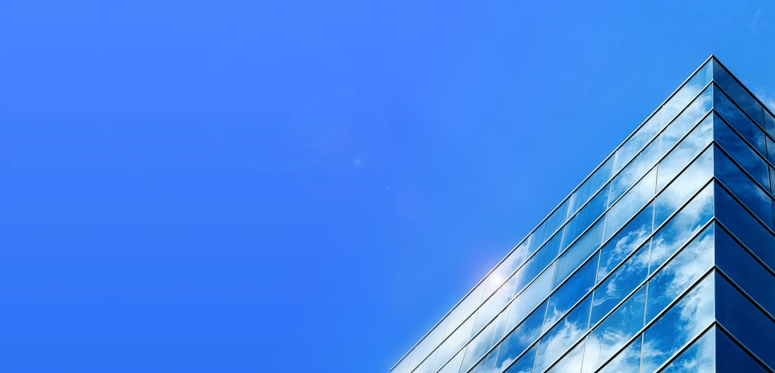 天空中有云的建筑物边缘景观