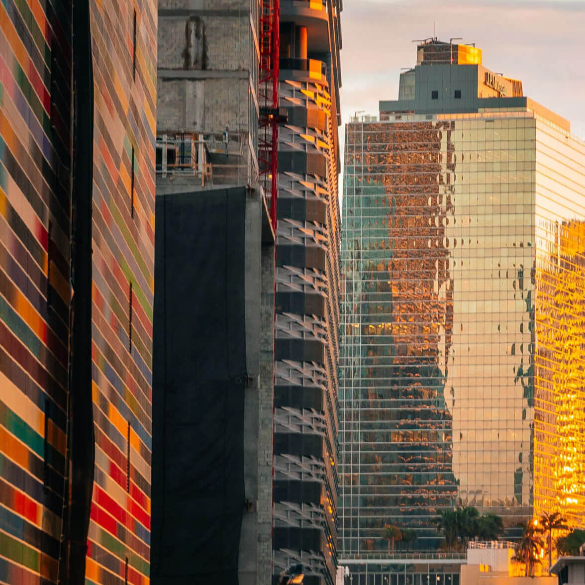 Vue des immeubles du centre-ville au coucher du soleil