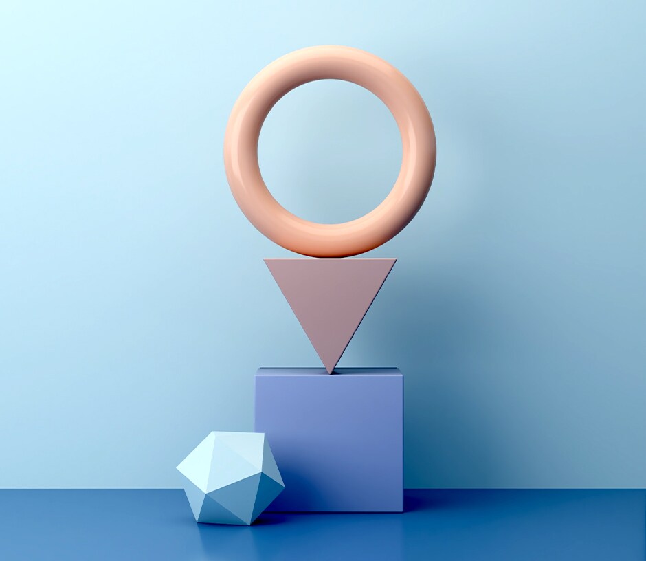 cuatro formas diferentes apiladas una sobre otra sobre un fondo de color azul