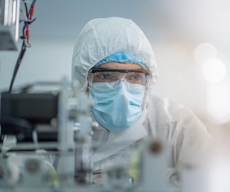 trabajador de un laboratorio con un equipo de protección