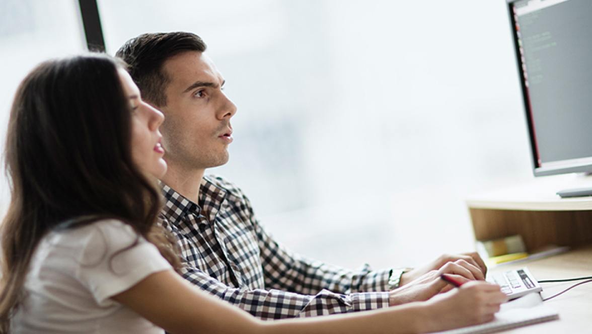 Due persone che guardano il monitor