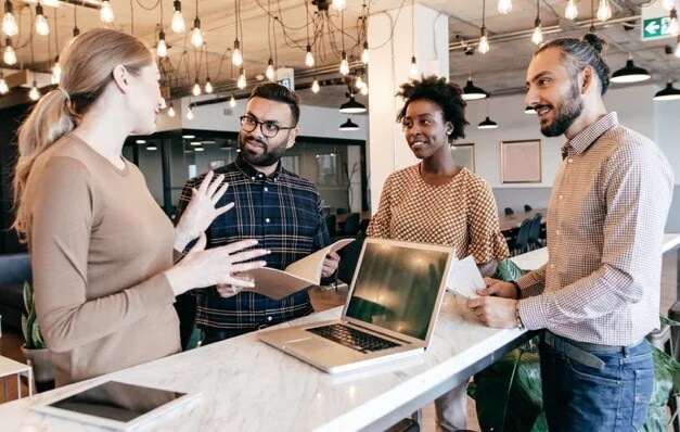 gruppo eterogeneo di persone che lavorano insieme