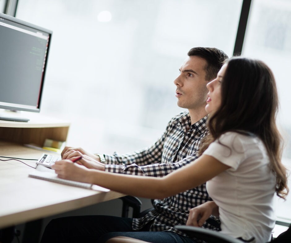 due studenti del college che lavorano insieme al computer