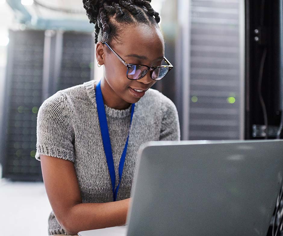 Persona trabajando en un portátil