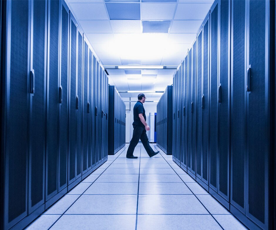 persona che cammina in un data center