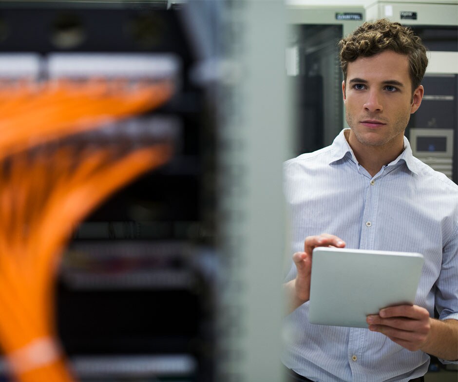 uma pessoa que trabalha em um datacenter