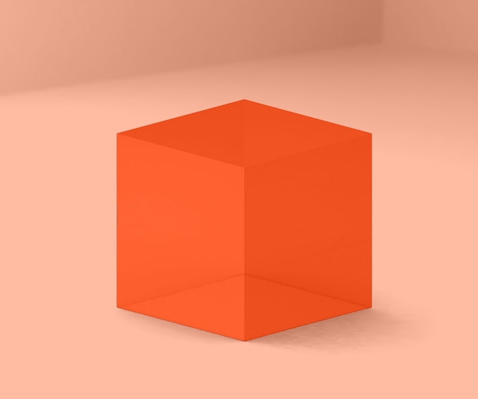 Cubo naranja con fondo de color melocotón