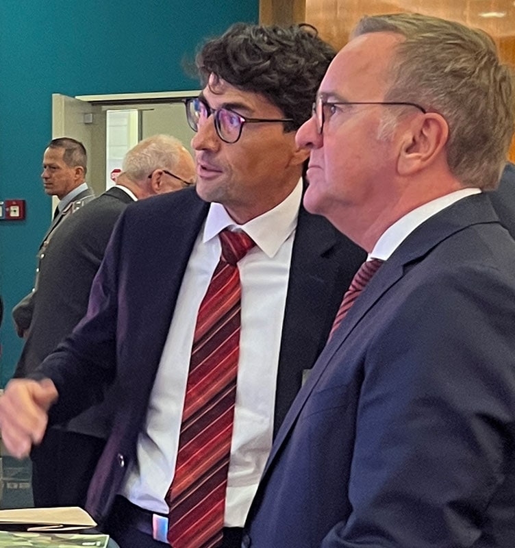Thomas Braml speaking with a colleague