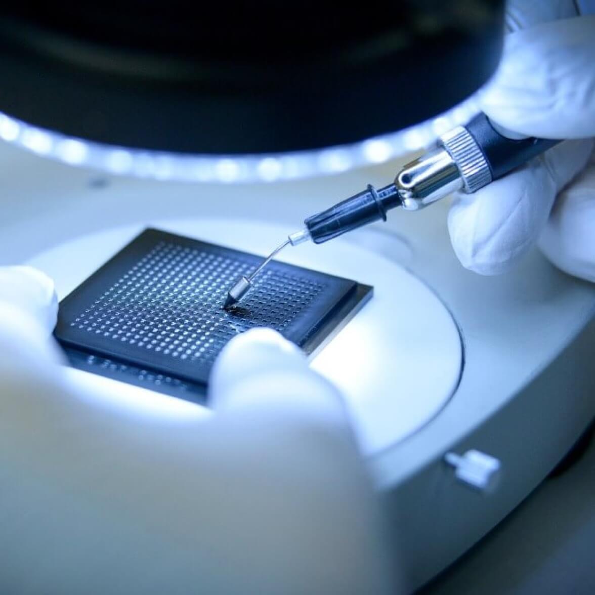 科学家正在使用望远镜