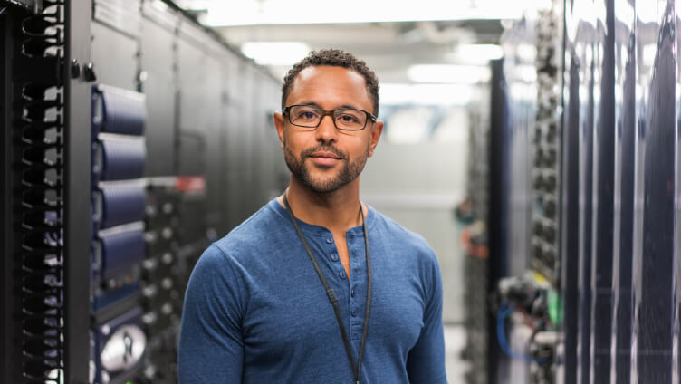 personne portant un badge de son entreprise dans l'espace d'un data center