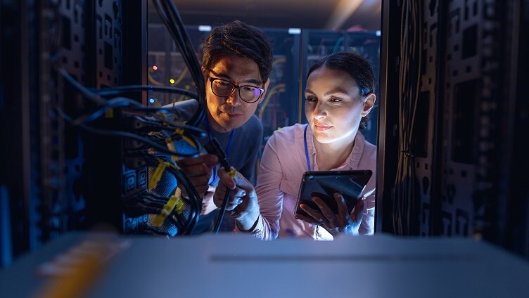 Dos personas inspeccionando el equipo