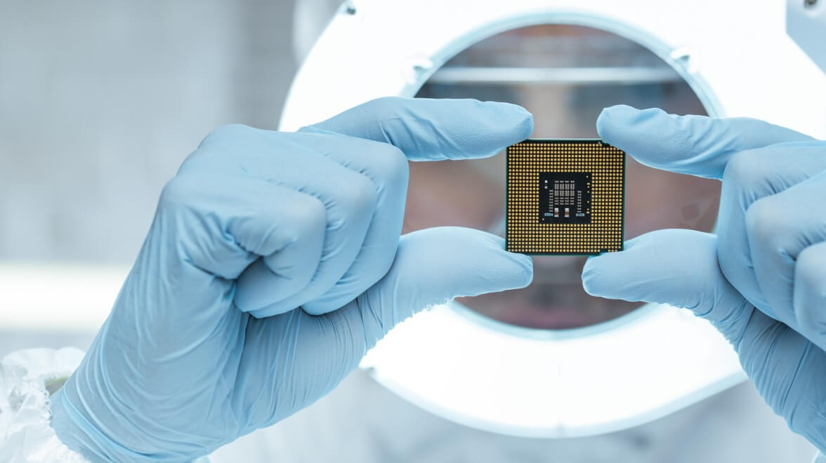 científicos sosteniendo un chip de silicio