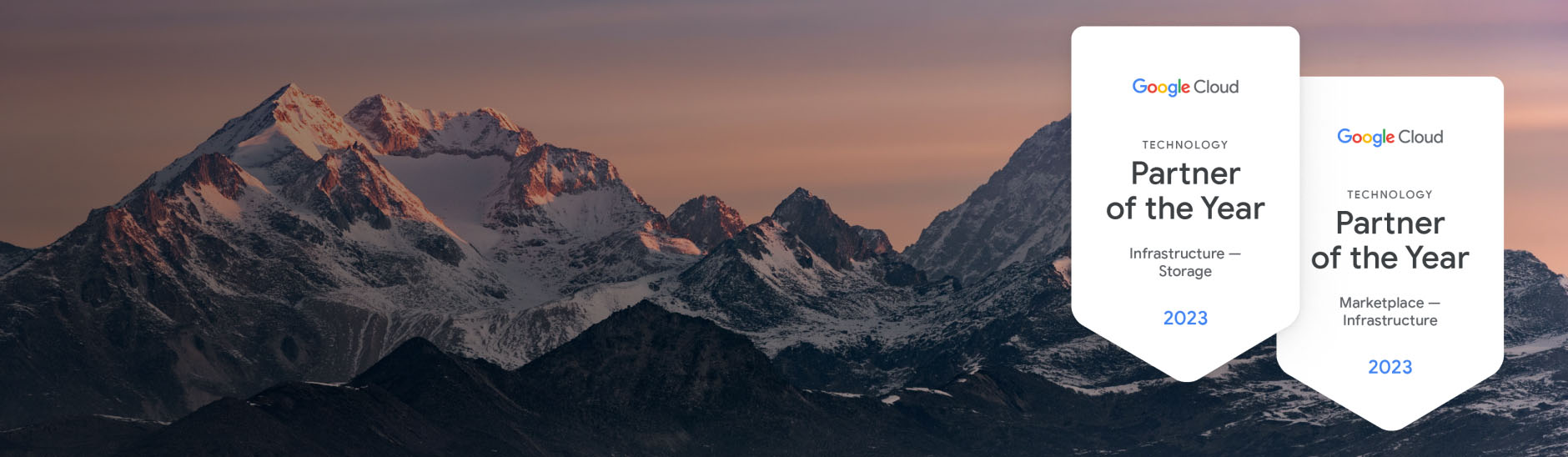 Immagine di sfondo con un paesaggio montano panoramico, con due premi in cima. Il primo premio è: Google Cloud | Technology Partner of the Year | Infrastructure — Storage | 2023. Il secondo premio è: Google Cloud | Technology Partner of the Year | Marketplace — Infrastructure | 2023.