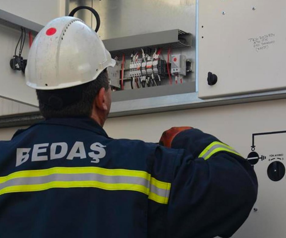 un trabajador de BEDAS revisando cables eléctricos