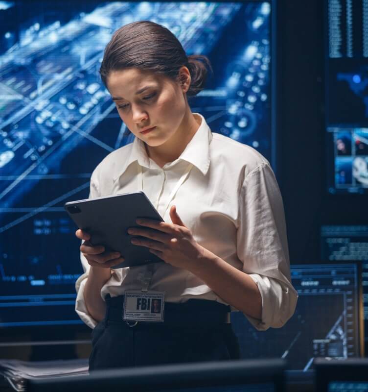 personne tenant une tablette dans un data center