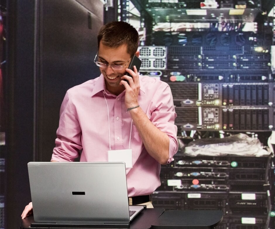 uma pessoa falando por telefone no datacenter