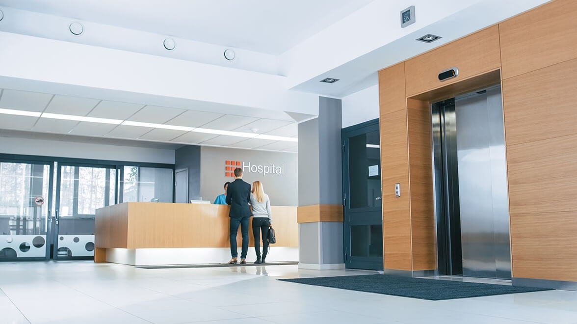 Médecin utilisant un ordinateur