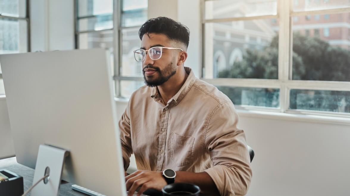 Homme travaillant à son ordinateur