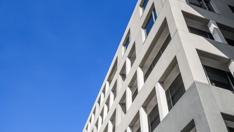 Vista laterale dell'edificio con cielo