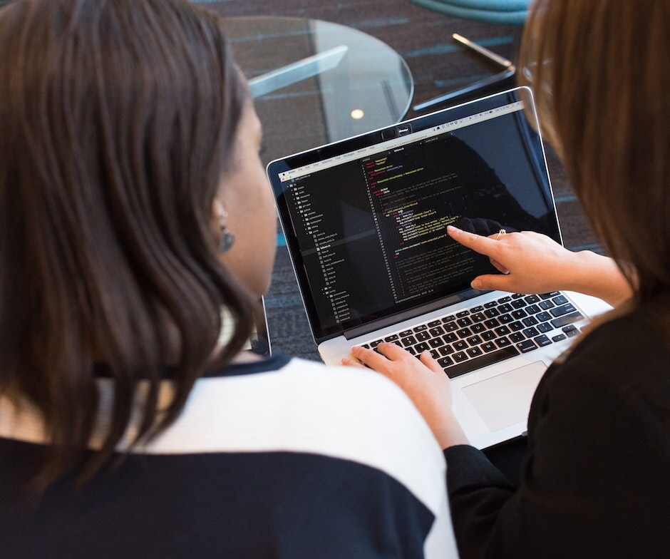 women using the laptop