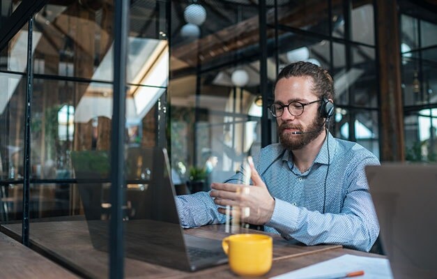 homme travaillant avec un ordinateur portable dans un bureau