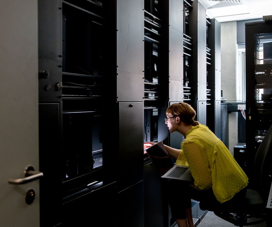 Frau, die im Rechenzentrum arbeitet
