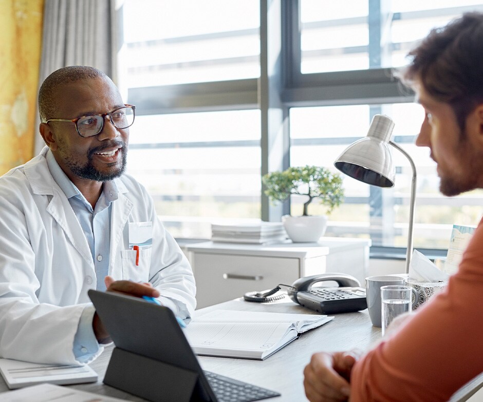Arzt im Gespräch mit einem Patienten