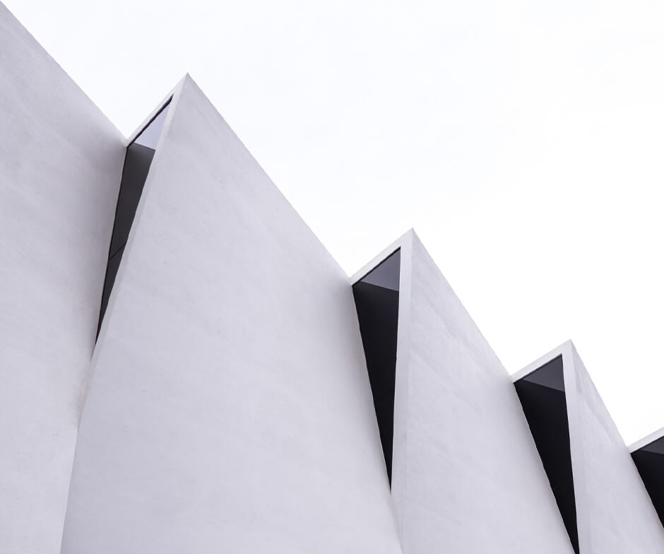 Edifício angular visto de baixo