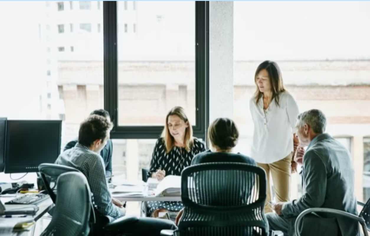 Empleados hablando entre sí