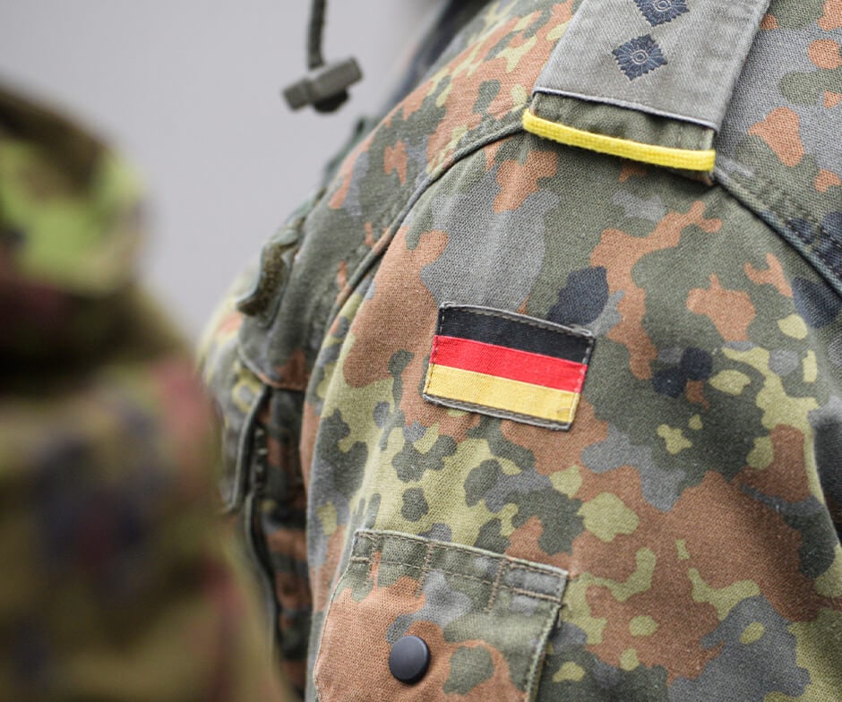 Frauen mit Markern, die in die Kamera schauen