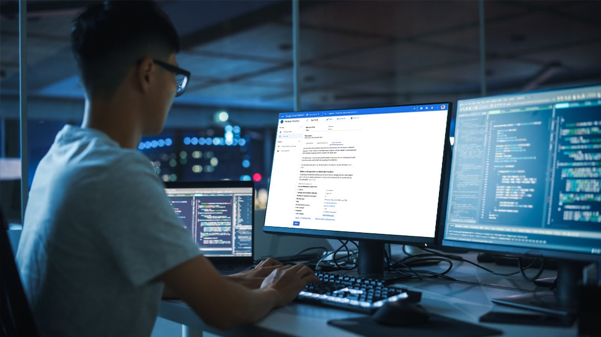 persona che lavora su laptop con monitor esterni