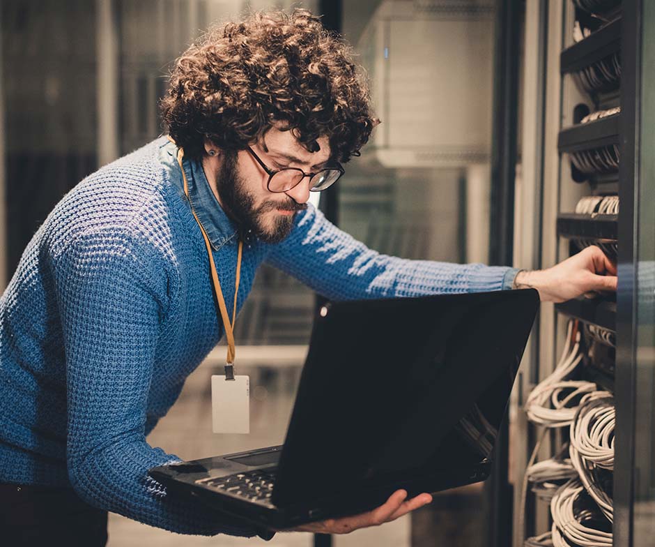 persona trabajando con un portátil en el centro de datos