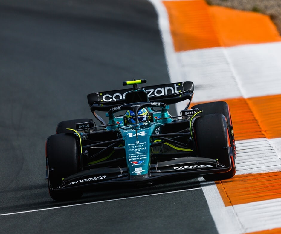 Vista frontal del coche de Aston Martin F1, en el borde de la pista en una curva