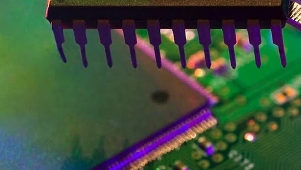 closeup de chip de computador sendo construído