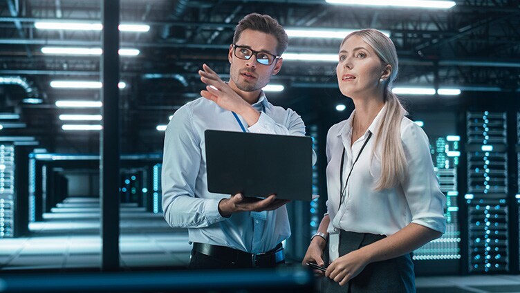 Deux personnes discutant ensemble