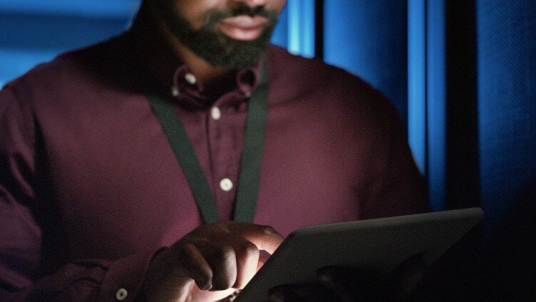 personne tenant une tablette