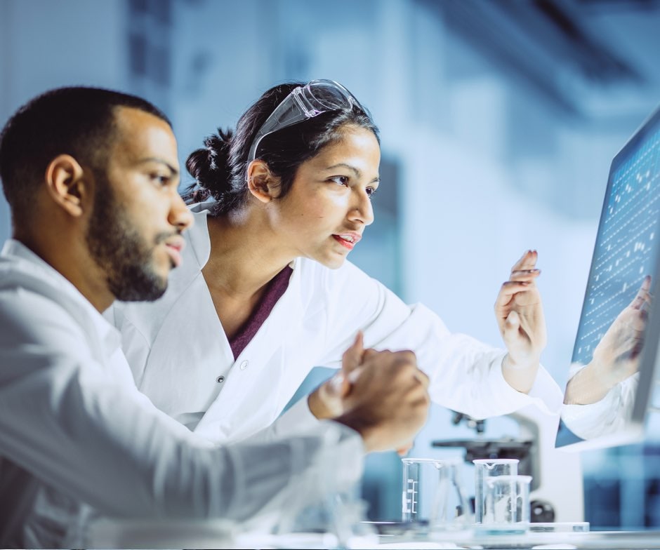 Personnel de santé regardant un écran