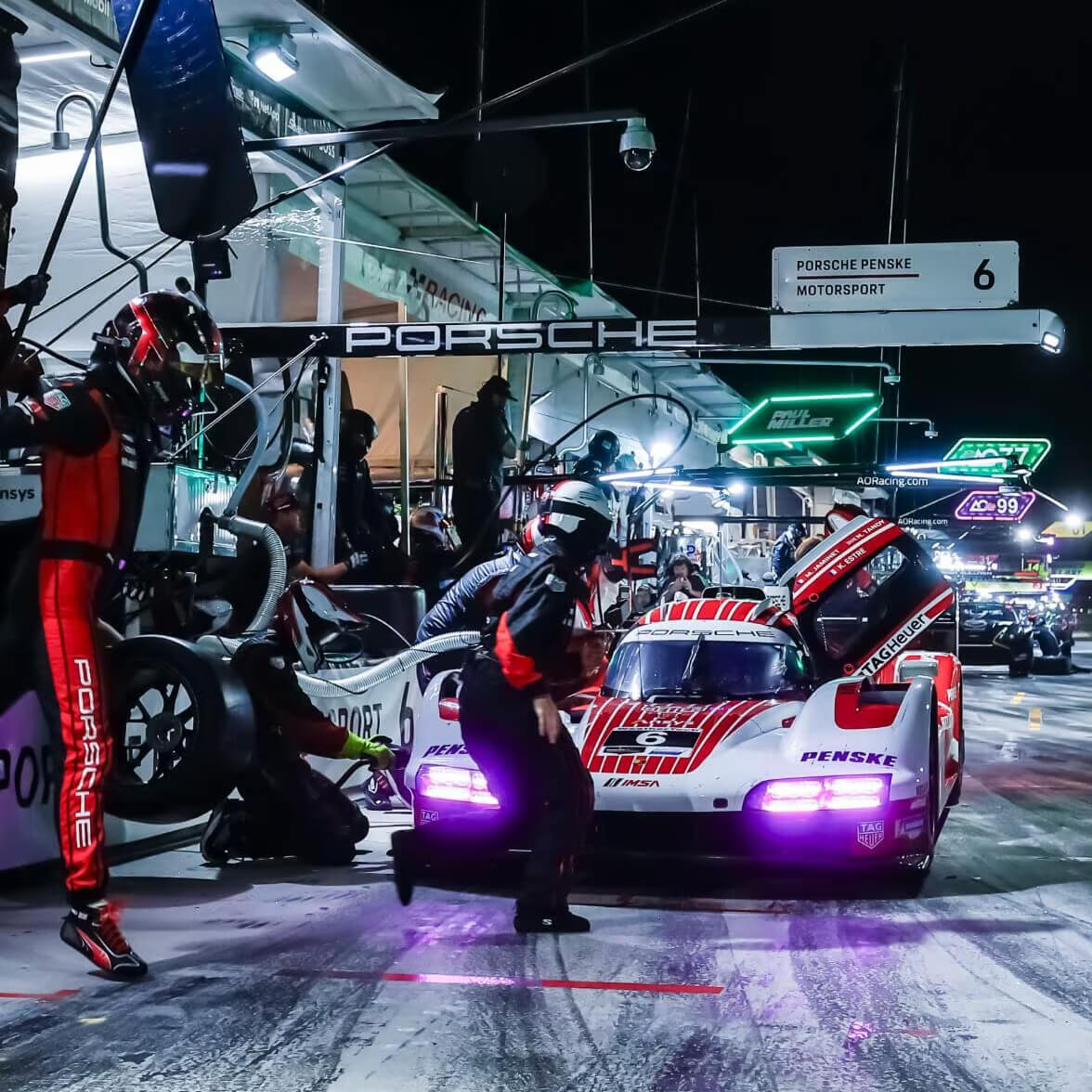 レーストラックでのporsche racing car