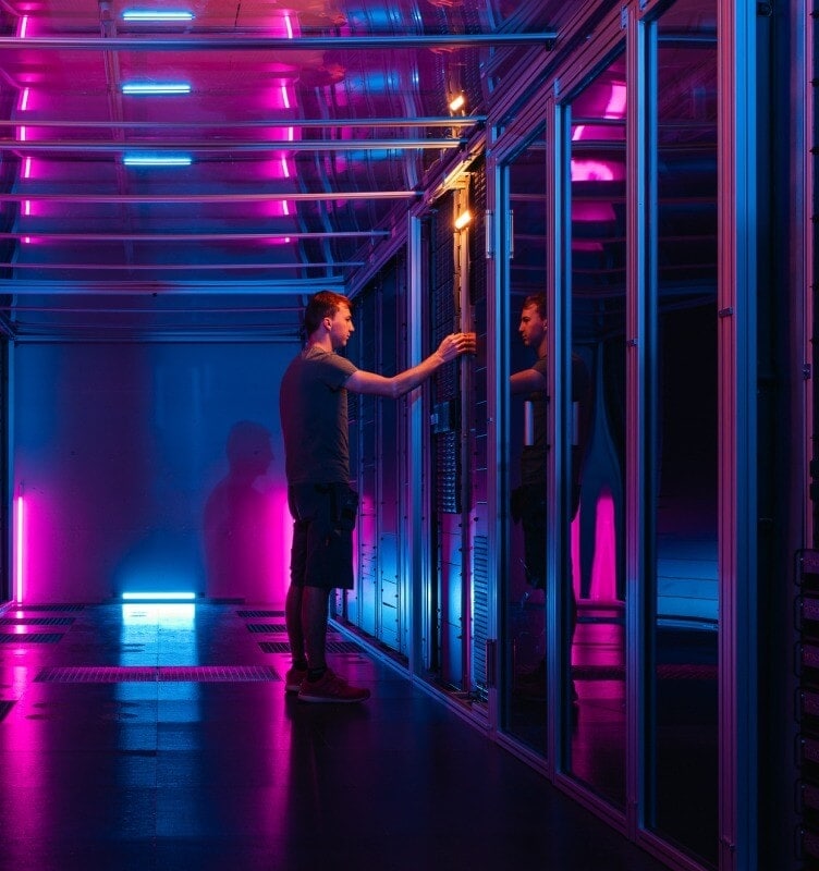 Employees in a T-Systems data center