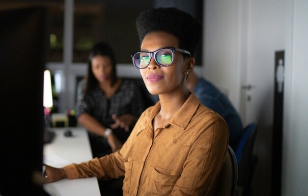 une femme devant un ordinateur de bureau