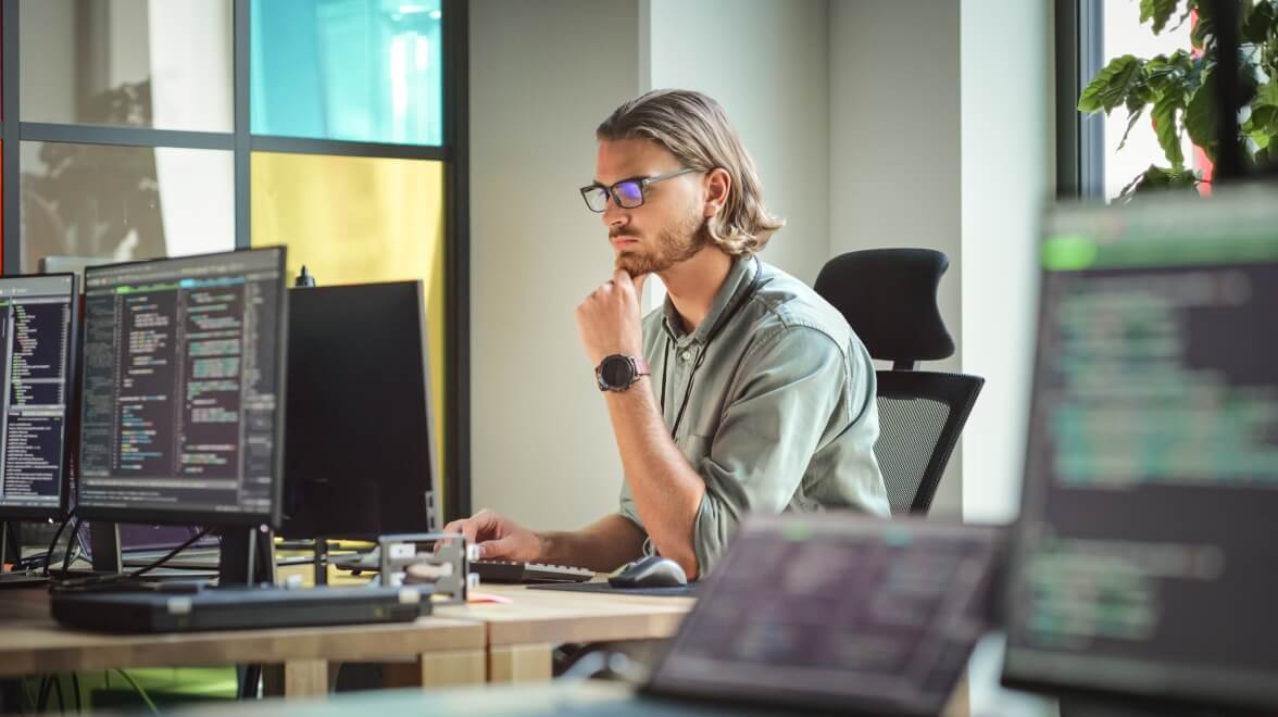 Person, die am Arbeitsplatz arbeitet und denkt