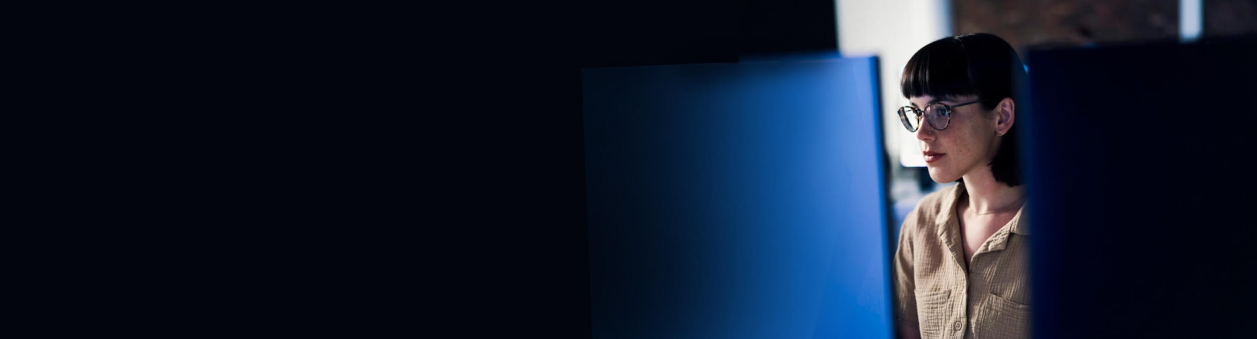 Persona che guarda il monitor