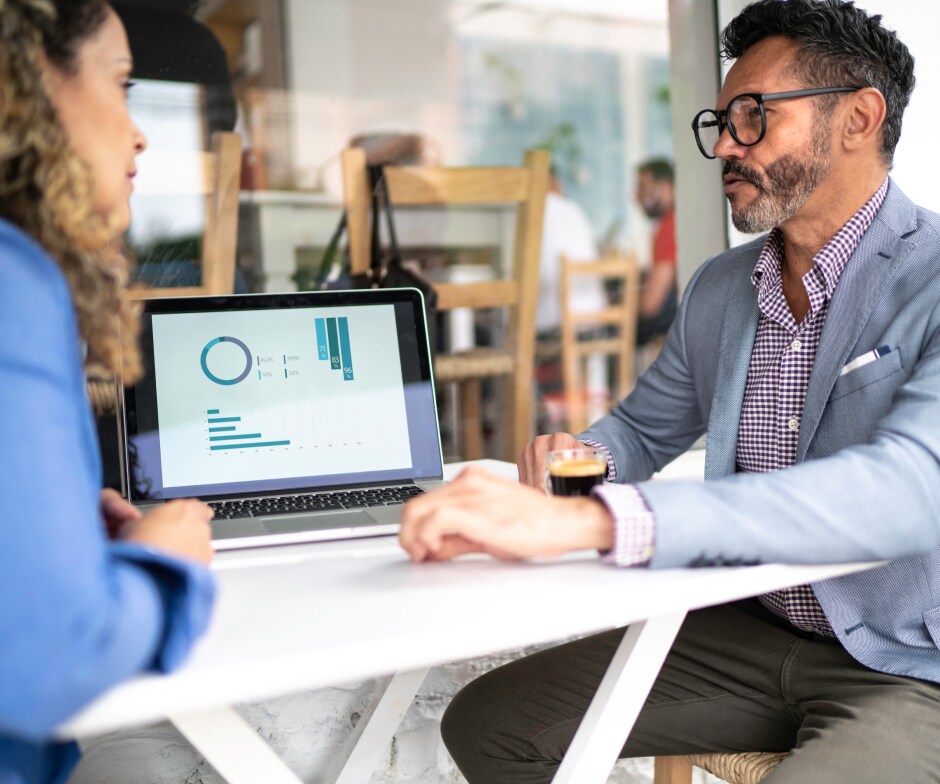 personnes discutant dans un bureau