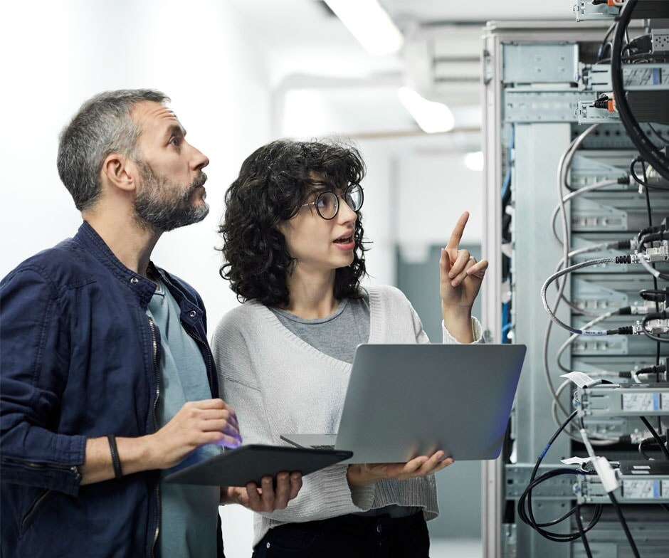 due persone che parlano nel data center