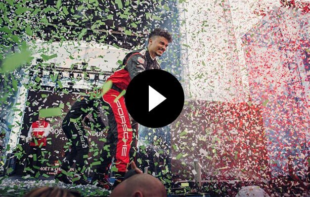 Piloto de Porsche Formula E celebrando el triunfo